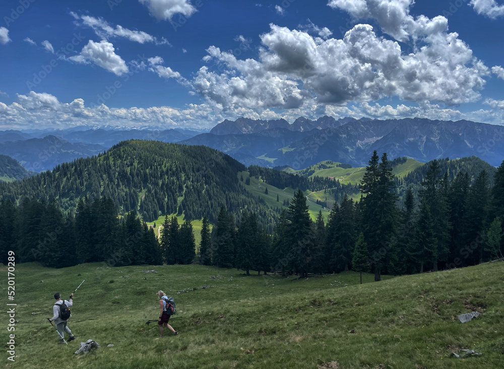 Zwei Wanderer mit dem Kaisergebirge im Hintergrund, Alpen, Kaiserwinkl, Tirol, Österreich