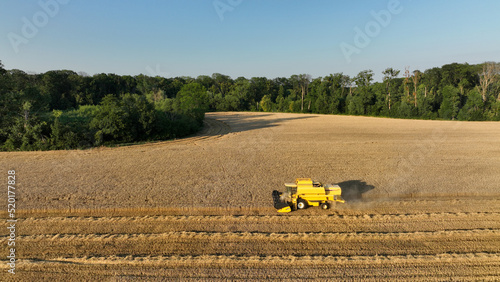 Foto Harvester combine drone aerial view during harvesting harvest of cereals wheat c