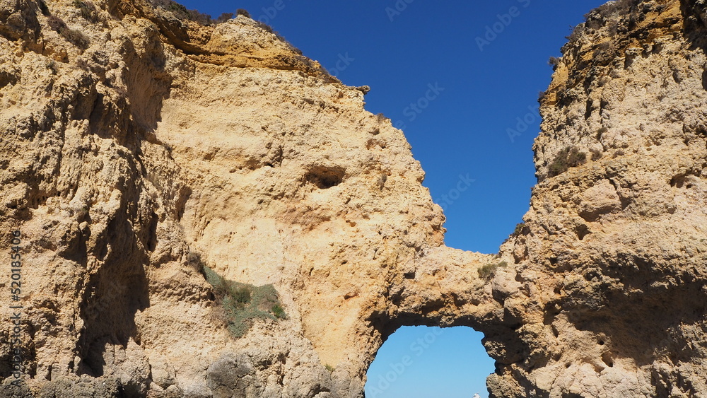 Roca con forma de elefante en la costa de Portugal en un día soleado.