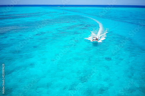 沖縄県の離島宮古島の観光スポット 池間大橋からの青い海を見下ろす絶景