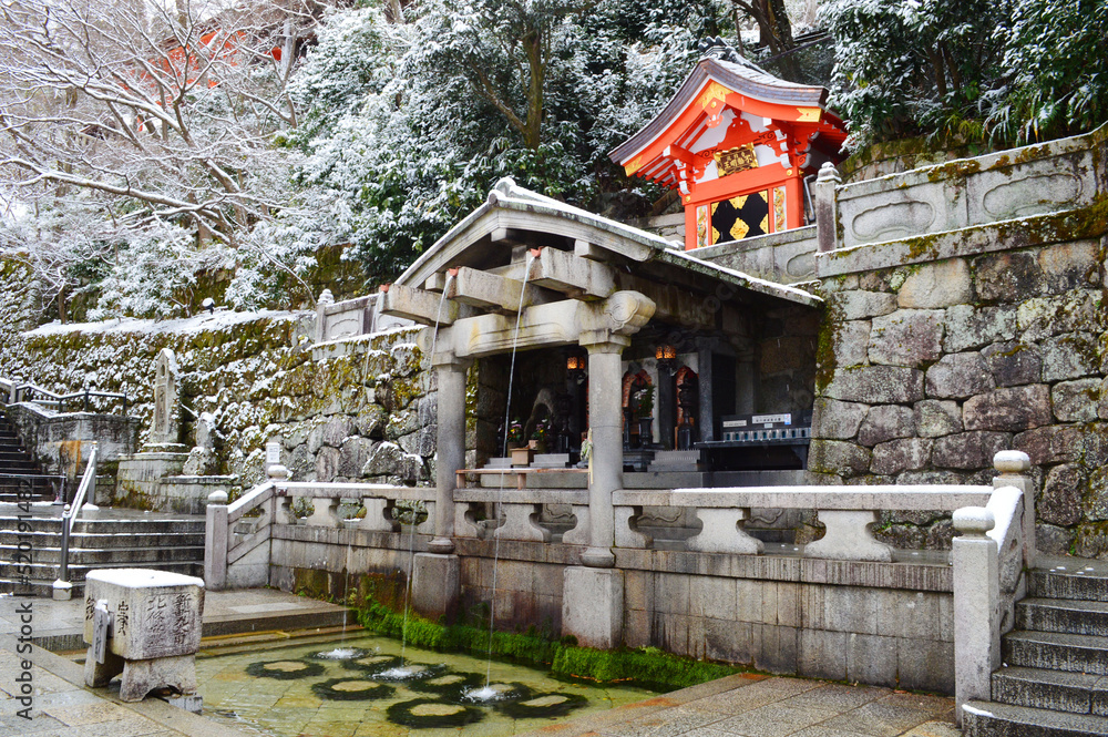 京都市清水寺の雪化粧した音羽の滝 京都市清水寺の雪化粧した音羽の滝