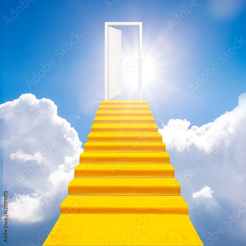 Treppenstufen und Tür zum Himmel