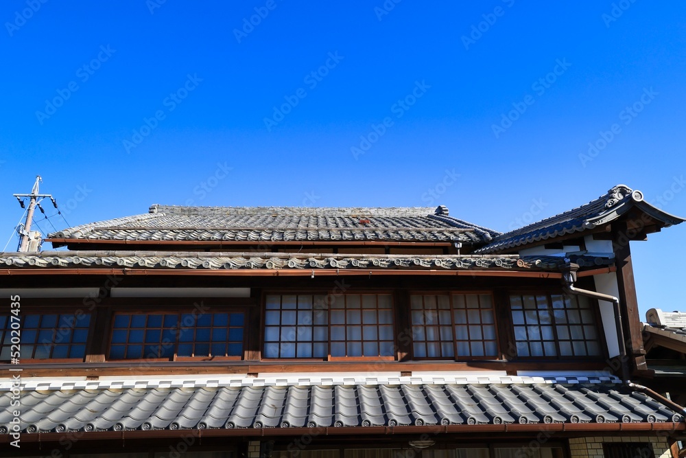 青空と岐阜県美濃市うだつの上がる町並みの瓦屋根