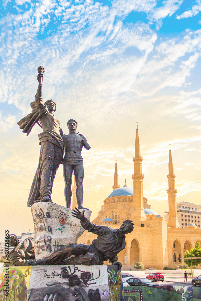 Naklejka premium Beautiful view of the Martyrs' Monument and the Muhammad Al-Amin Mosque in the center of Beirut, Lebanon