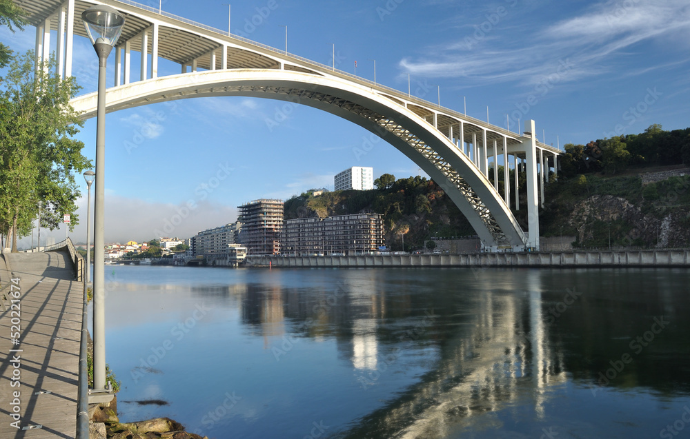 Fototapeta premium Ponte com reflexo no rio, Arrábida no Porto, rio douro, espelho da ponte na água