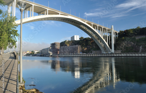 Ponte com reflexo no rio, Arrábida no Porto, rio douro, espelho da ponte na água photo