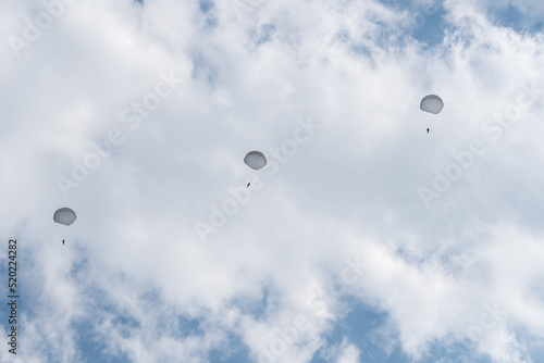 Skoki spadochronowe na błękitnym niebie