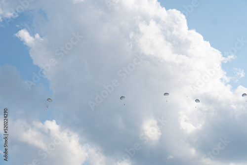 Skoki spadochronowe na błękitnym niebie
