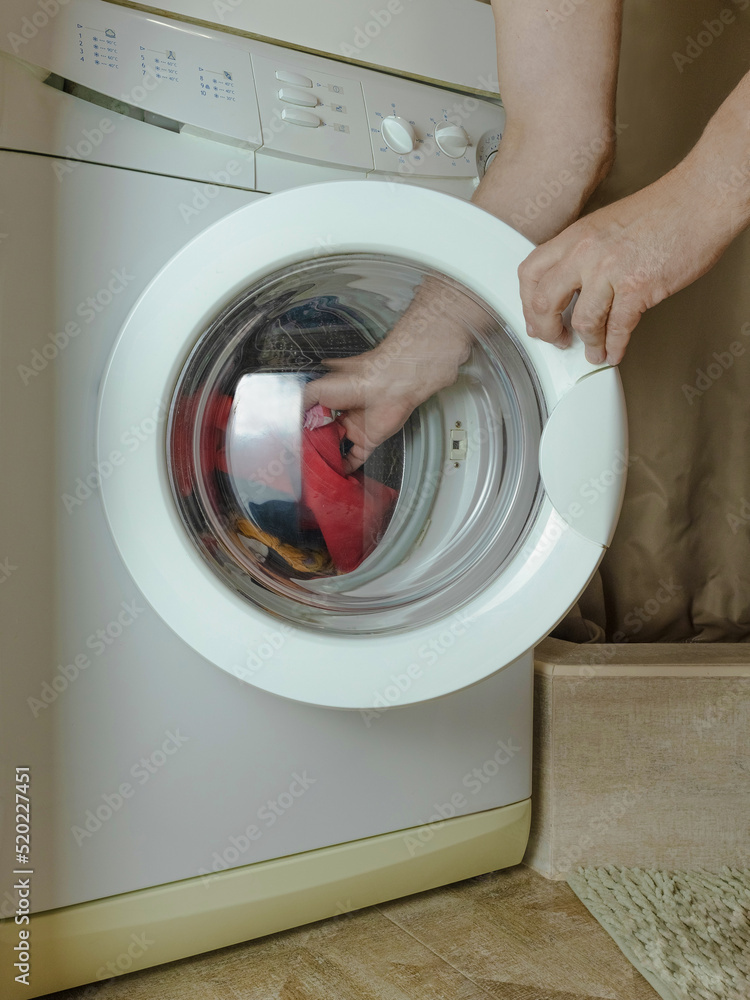 Loading the washing machine Loading the washing machine