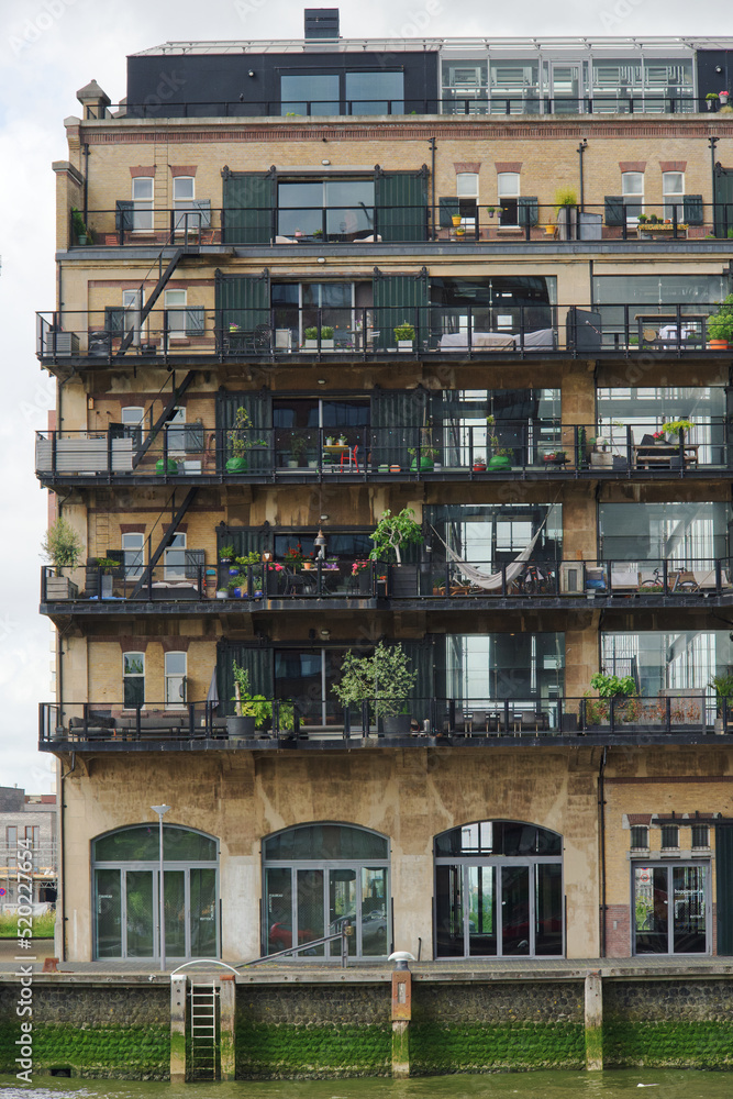 Modernes Wohnhaus mit nett hergerichteten Balkonen in Rotterdam