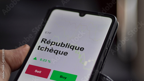 Un investisseur analyse un fonds etf république tchèque sur un graphique. Un téléphone affiche le cours de l'ETF. Texte en français francais République tchèque