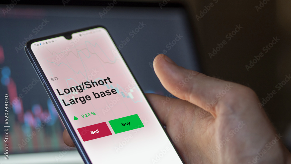 Un investisseur analyse un fonds etf long/short large base sur un graphique. Un téléphone affiche le cours de l'ETF. Texte en français francais Long/Short Large base Un investisseur analyse un fonds etf long/short large base sur un graphique. Un téléphone affiche le cours de l'ETF. Texte en français francais Long/Short Large base