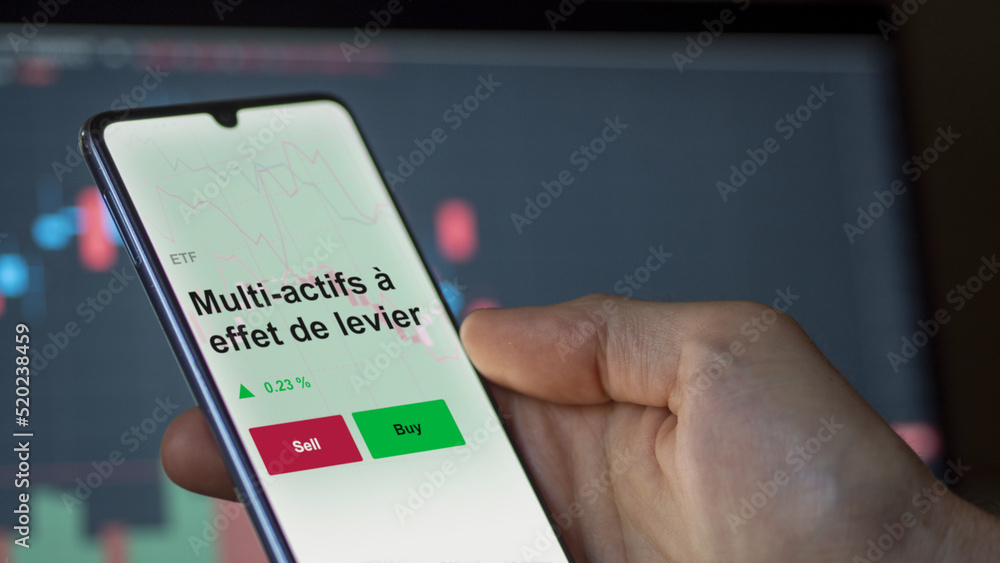 Un investisseur analyse un fonds etf multi-actifs à effet de levier sur un graphique. Un téléphone affiche le cours de l'ETF. Texte en français francais Multi-actifs à effet de levier Un investisseur analyse un fonds etf multi-actifs à effet de levier sur un graphique. Un téléphone affiche le cours de l'ETF. Texte en français francais Multi-actifs à effet de levier