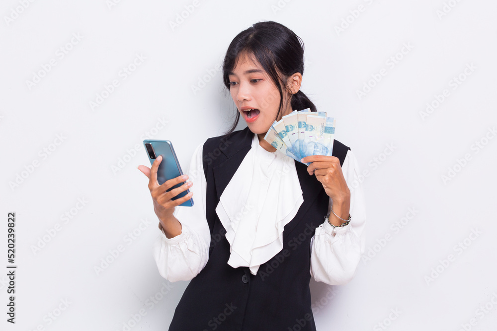 Asian business woman showing money and holding mobile phone isolated on white background
Asian business woman showing money and holding mobile phone isolated on white background