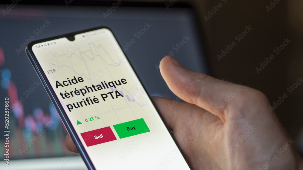 Un investisseur analyse un fonds etf acide téréphtalique purifié pta sur un graphique. Un téléphone affiche le cours de l'ETF. Texte en français francais Acide téréphtalique purifié PTA Un investisseur analyse un fonds etf acide téréphtalique purifié pta sur un graphique. Un téléphone affiche le cours de l'ETF. Texte en français francais Acide téréphtalique purifié PTA