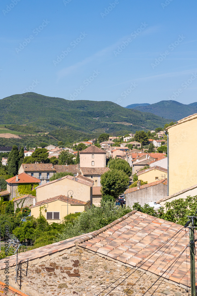 Vue estivale sur les toits du village médiéval de Roquebrun