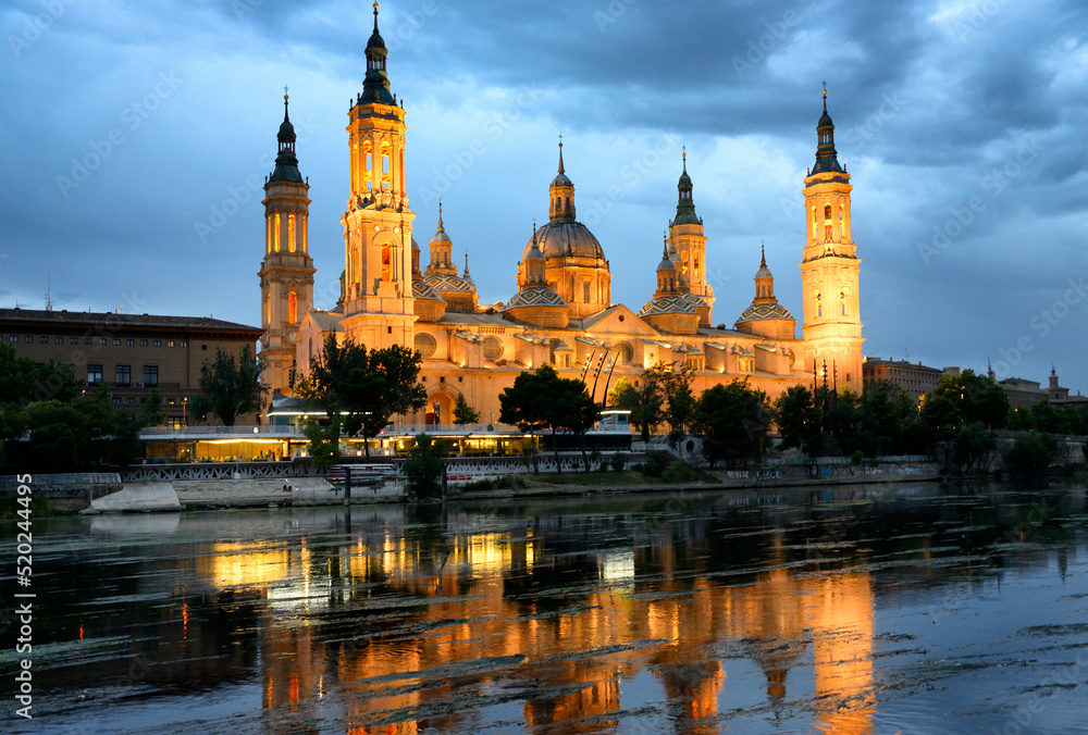 Fototapeta premium Catedral-Basílica de Nuestra Señora del Pilar de Zaragoza, Cathedral-Basilica of Our Lady of the Pillar, view from Puente de Piedra bridge over Ebro river, Zaragoza, Aragón, Spain, Europe