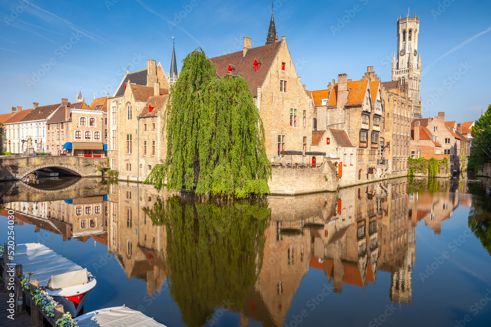 Fototapeta premium Rozenhoedkaai canal reflection at sunrise and clear sky, Bruges