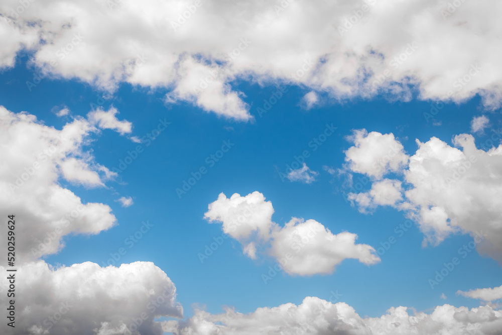 Obraz premium Blue sky and fluffy white clouds