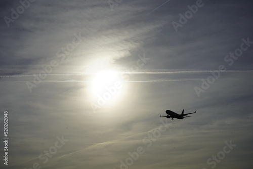 Fototapeta Naklejka Na Ścianę i Meble -  Flugzeug Sonne Schatten Luftverkehr