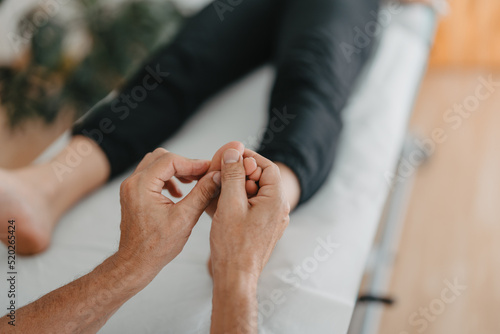 Bilde på lerret masseur's hands doing reflexology on a woman's feet