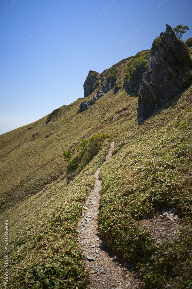 徳島県三好市にある四国山地の山「三嶺」の美しい山の稜線と登山道