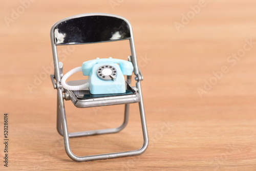 玩具の折りたたみ椅子とアナログ電話