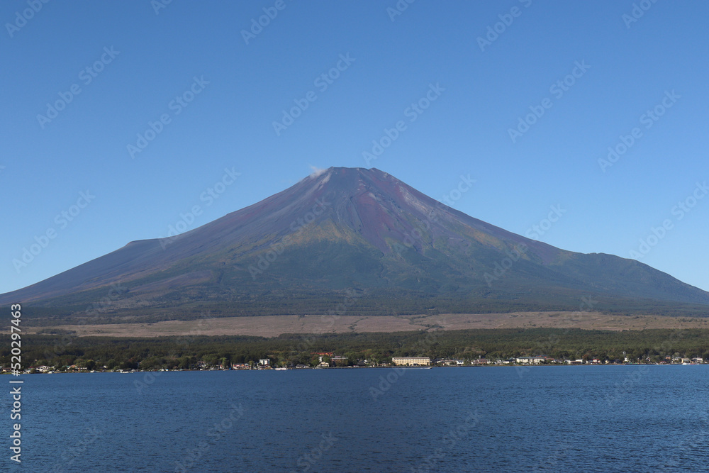 山中湖と富士山（静岡県山中湖村）