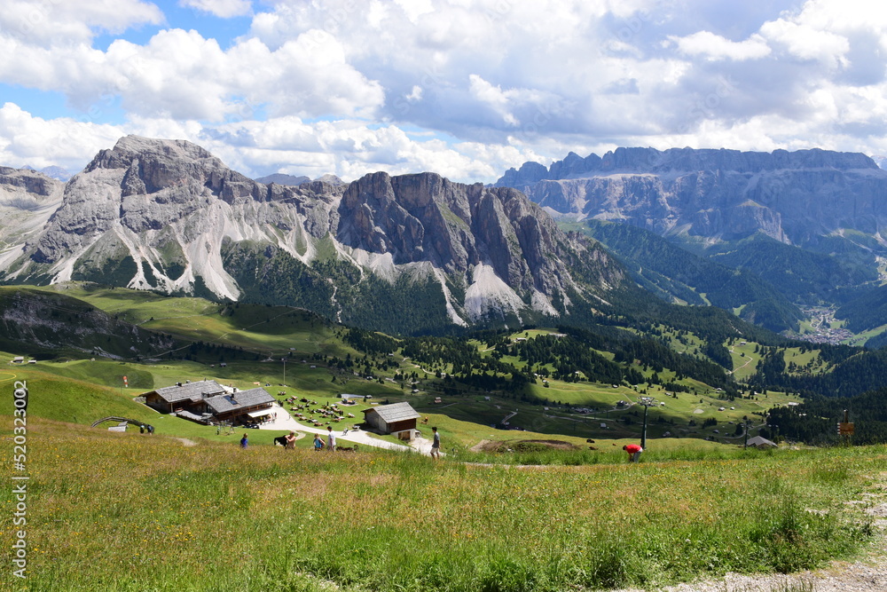 Val Gardena
One of the most beautiful valleys in the Dolomites. The colors and the contrasts make the landscape 