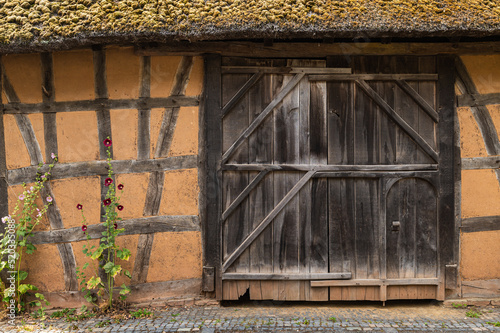 Altes Fachwerkhaus mit einem Holztor photo