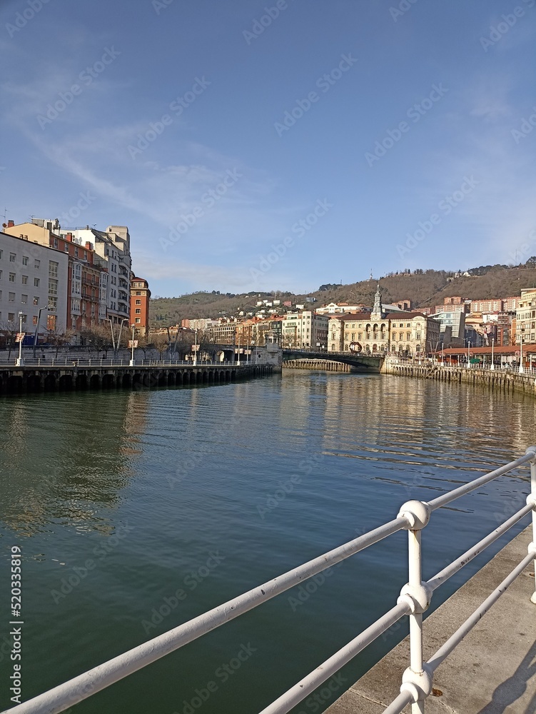Obraz premium Bilbao, preciosas vistas de su ría a su paso por el casco viejo, Vizcaya. España.