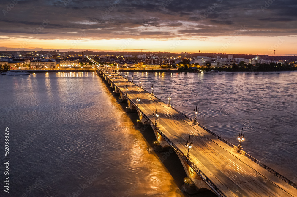 Vue en drone du pont de pierre au lever du soleil. C'est un pont à