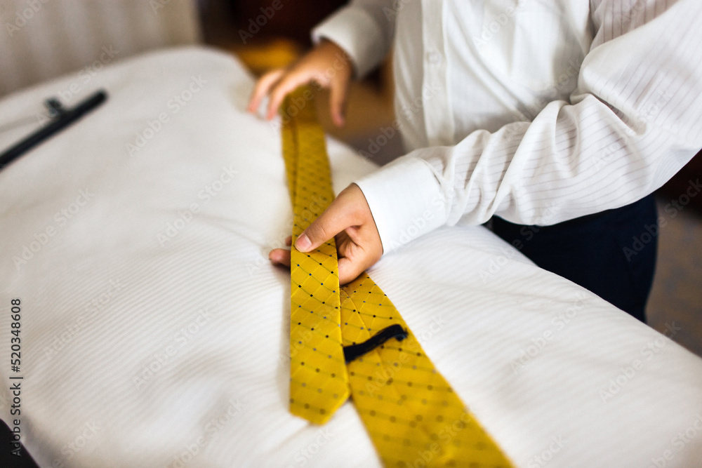 Obraz premium Groom in the morning during wedding preparations