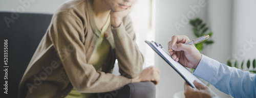 Photos psychologist doctor counselor talk to patient in mental illness therapy