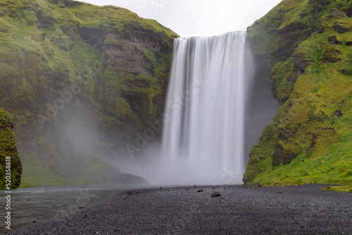 Fototapeta Naklejka Na Ścianę i Meble -  The famous skogafoss waterfalls in Iceland