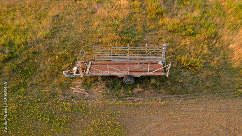 przyczepa rolnicza, sprzęt rolniczy na polanie z drona 