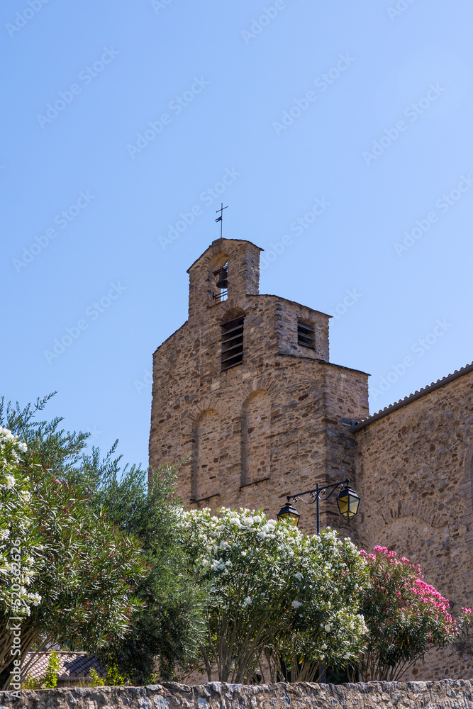 Obraz premium Façade de l'Eglise Saint-André de Roquebrun en été