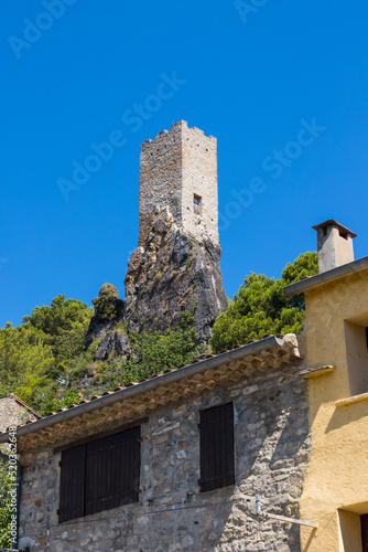 Tour du moyen-âge dominant le village de Roquebrun photo