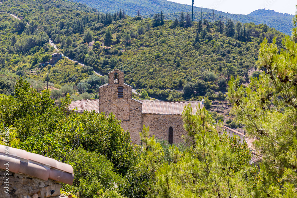 Vue sur l'Eglise Saint-André de Roquebrun depuis le Jardin Méditerranéen