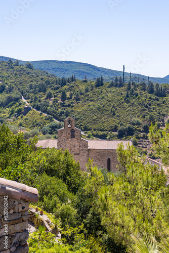 Vue sur l'Eglise Saint-André de Roquebrun depuis le Jardin Méditerranéen photo