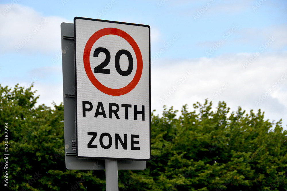 Bilingual road sign showing a 20 mph speed limit at the approach to a village in Wales - obrazy, fototapety, plakaty 