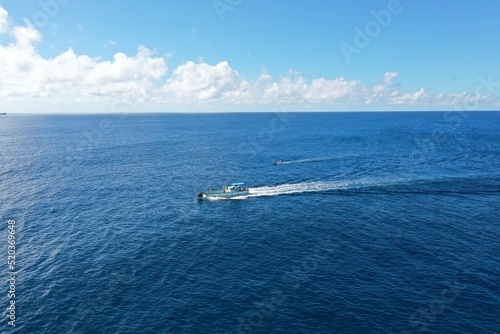 日本近海の太平洋を航行する漁船 © tokyo studio