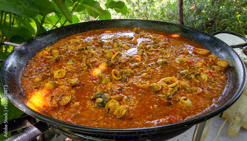Quadro su tela Preparando un arroz marinero en una paellera.