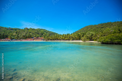 Fototapeta Naklejka Na Ścianę i Meble -  the beautiful beach Las Gatas Ixtapa and jungle