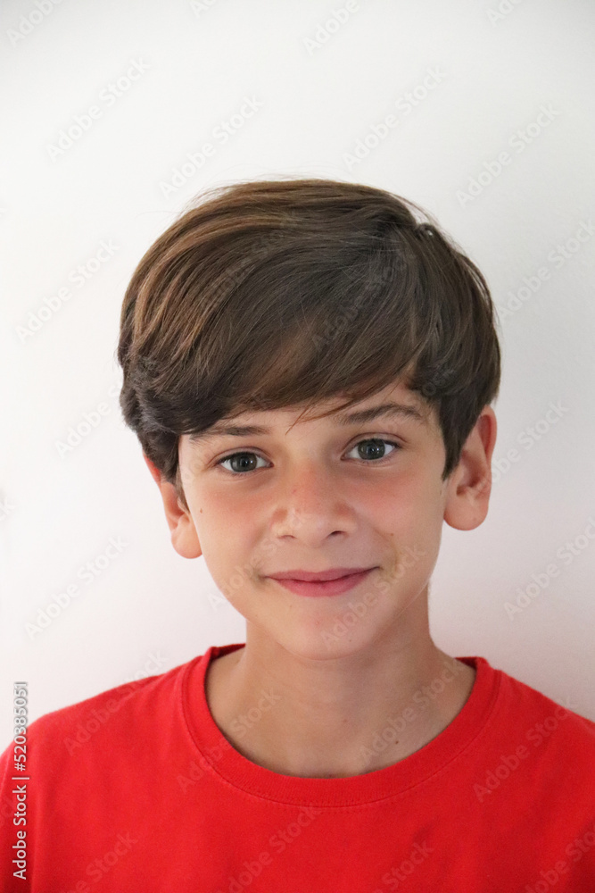 RITRATTO DI BAMBINO CON MAGLIETTA ROSSA