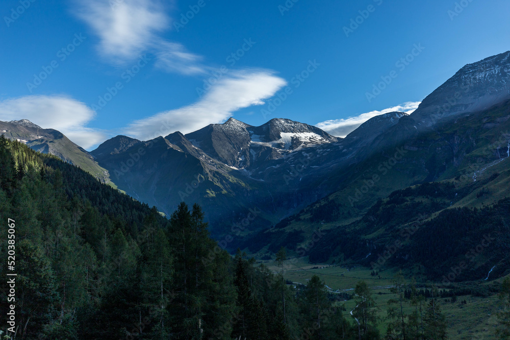 roads and Wunderschöne Landschaft in den österreichischen Alpen