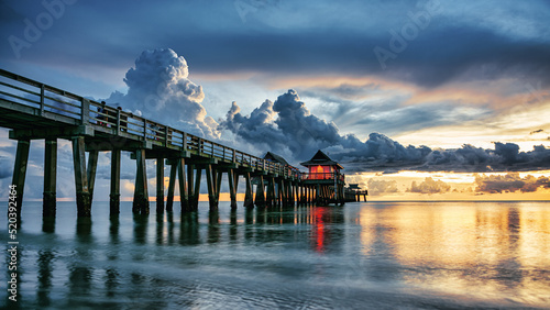 Obraz na plátně Sunset over the fishing pier and Gulf of Mexico in Naples, Florida