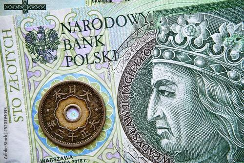 polski banknot 100 PLN  moneta japo  ska   Polish banknote  100 PLN  Japanese coin