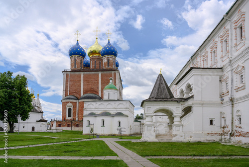 Foto View of the Assumption Cathedral of the 17th century from the courtyard of Princ