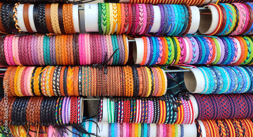 coloridas pulseras de cuero hechas a mano, colgadas y exhibidas